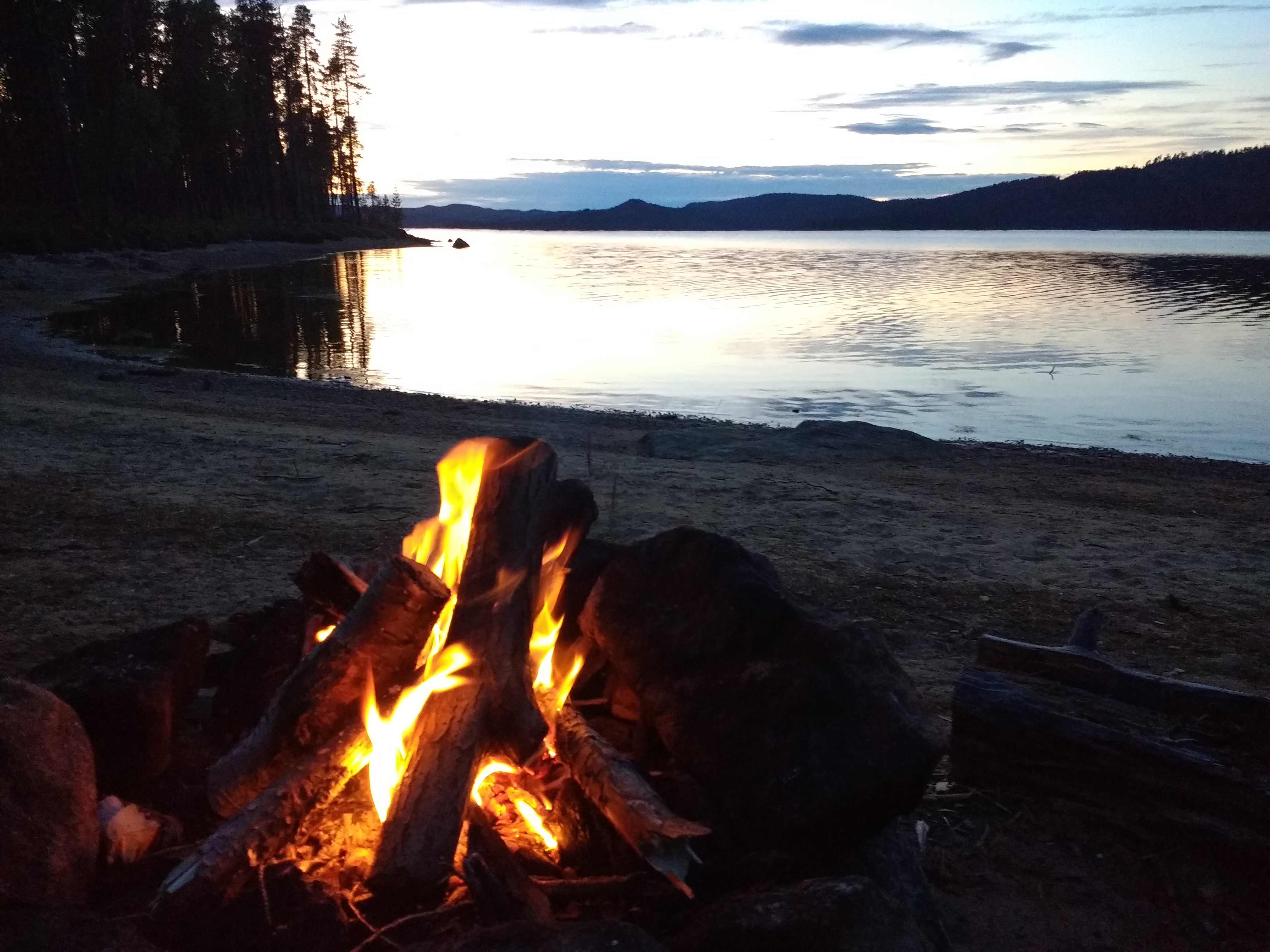 Feuer am See Lappland 2019